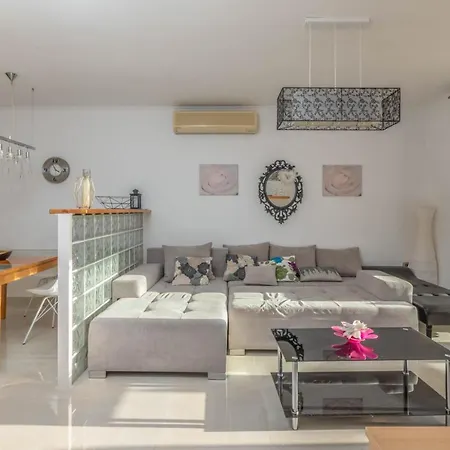 アパート Luka ポドゥゴラ